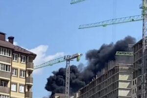 В Краснодаре строители сами справились с огнем в многоэтажке
