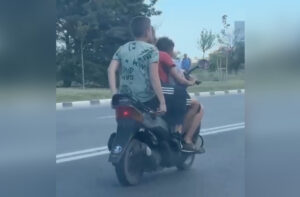 Трое детей прокатились на мопеде по трассе Новороссийска