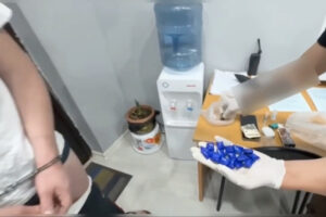 Полицейские в Сочи изъяли у приезжего 45 свертков с мефедроном и амфетамином