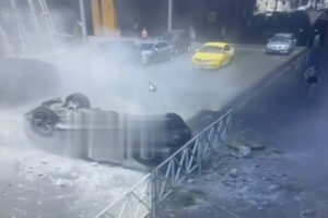 Полет BMW с 3-го этажа парковки ТРЦ в Краснодаре попал на видео