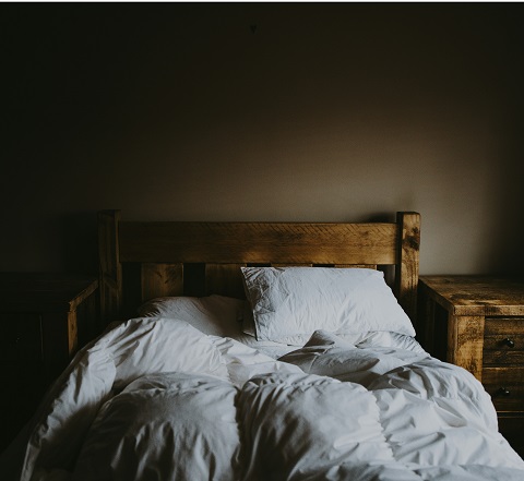 annie-spratt-n3T1gBYgkJo-unsplash.jpg Постельное белье из бамбука застелено на кровати