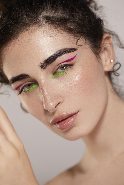 beautiful-caucasian-woman-with-colorful-eyeliner.jpg Портрет молодой девушки с цветными стрелками