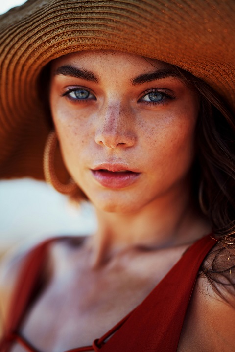 ben-scott-tWb7IsL9CnY-unsplash.jpg Портрет молодой девушки в плетеной шляпе
