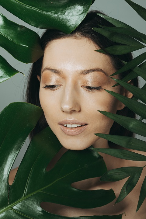 brunette-girl-posing-with-exotic-leaves.jpg Портрет молодой девушки в листьях монстеры