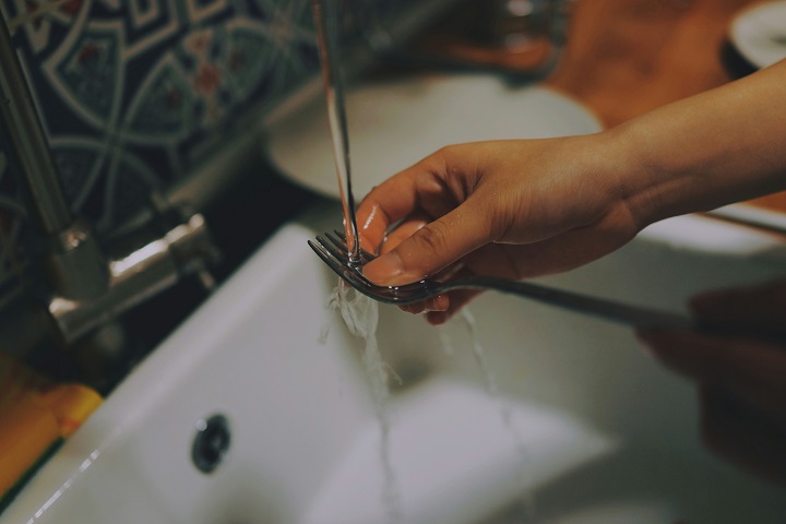 catt-liu-hQOHDAibf6A-unsplash.jpg Девушка моет посуду