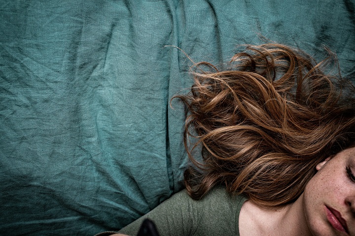 corina-rainer-qihqgBSYsMc-unsplash.jpg Девушка лежит на постельном белье из льна изумрудного цвета