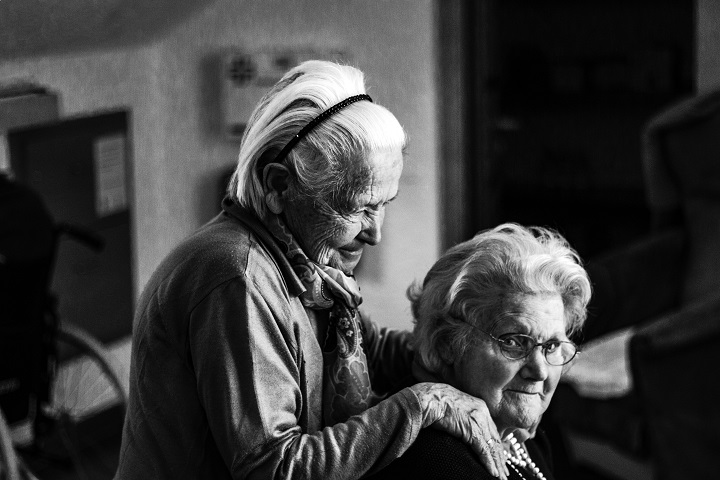 eberhard-grossgasteiger-iIFLDQmXPiw-unsplash.jpg Пожилая женщина обнимает другую пожилую женщину за плечи