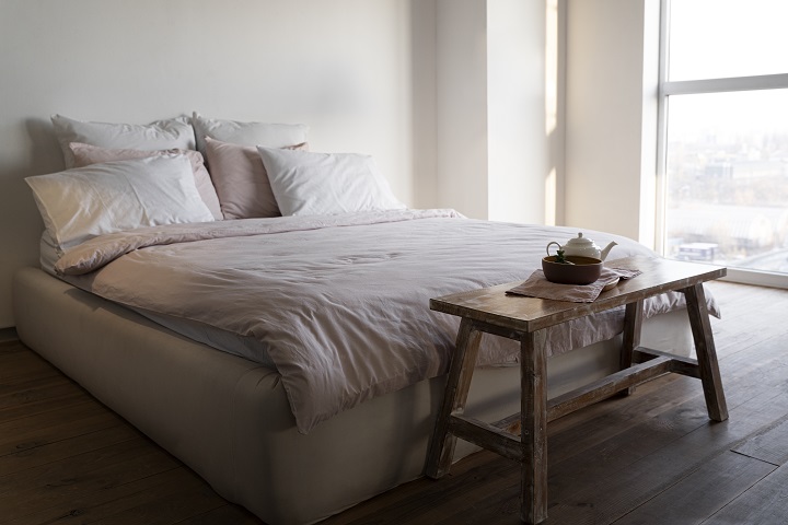 empty-modern-room-with-furniture.jpg Спальная комната в современном стиле