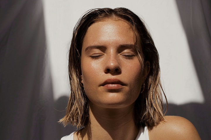 fleur-kaan-w4Dj3MshHQ0-unsplash.jpg Лицо молодой девушки без макияжа
