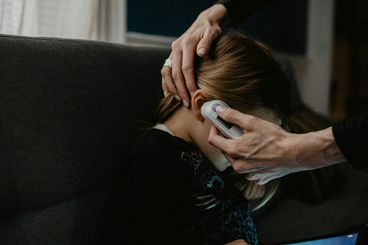 kelly-sikkema-lgWqGhqSr0g-unsplash.jpg Мама измеряет дочке температуру