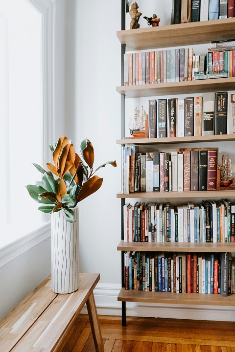 kelly-sikkema-PP-cC4tTOzQ-unsplash.jpg Шкаф с открытыми книжными полками