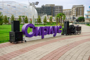Более 300 человек эвакуировали с горящей крыши стройки в Сириусе