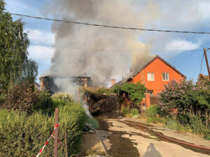 Огонь охватил два дома в краснодарском поселке Российском