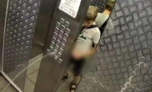 Малолетний краснодарец вывел из строя лифт, помочившись на его кнопки