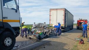 Зажало между фур: в легковушке на Кубани погибли трое детей и двое взрослых