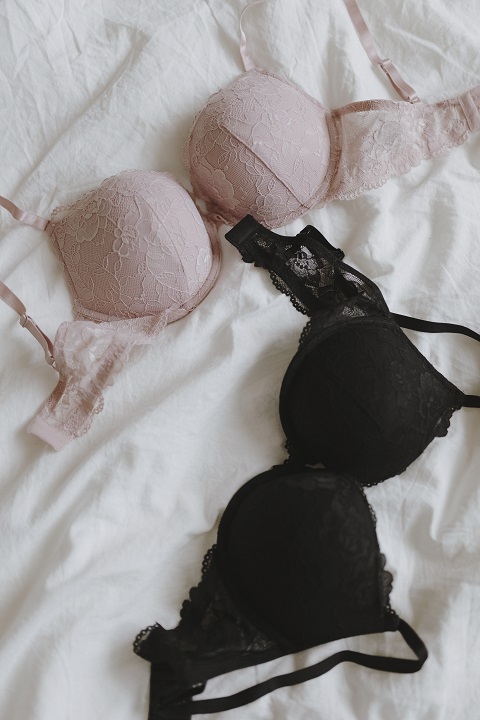 pink-black-bras-bed.jpg Черный и нюдовый бюстгальтеры лежат на покрывале