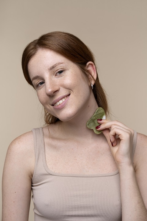 portrait-young-woman-massaging-her-neck-using-gua-sha.jpg Портрет молодой рыжеволосой девушки с веснушками
