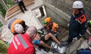 К недостроенному дому в Сочи стянулись спасатели