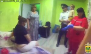В Новороссийске соседи спасли малыша от падения из окна многоэтажки