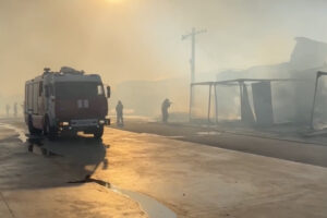Производственное здание полыхает в Краснодаре на площади 5 тысяч «квадратов»