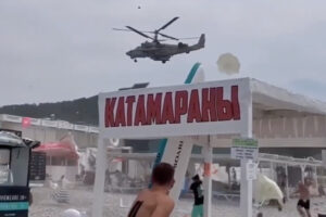 Военный вертолет устроил переполох на пляже под Туапсе