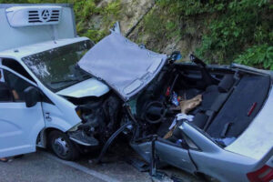 Двоих пенсионеров зажало в смятой машине после аварии в Сочи