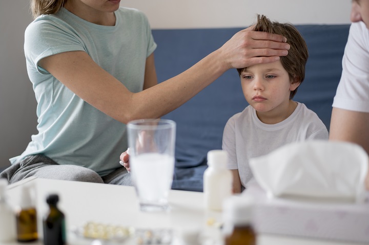 woman-checking-his-son-fever.jpg Мама проверяет температуру у ребенка