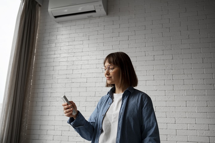 young-woman-using-home-technology.jpg Молодая женщина включает сплит-систему