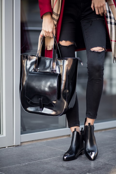girl-coat.jpg Девушка в рваных джинсах, остроносых туфлях с большой сумкой