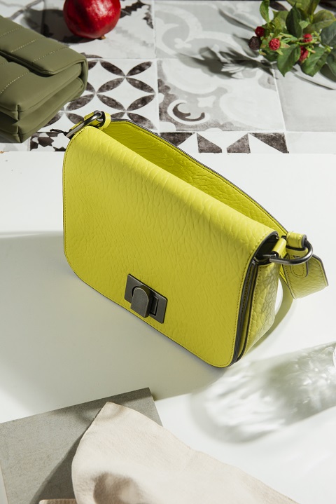 mediterranean-aesthetic-tiles-with-women-s-bag.jpg Женская сумка-косметичка из кожи горчичного цвета