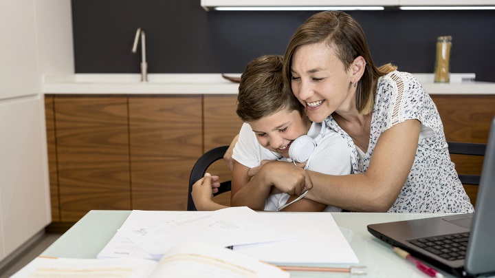 mother-playing-with-her-son-home.jpg Мама обнимает сына дома