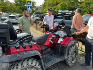 В Абрау-Дюрсо квадроциклист снес дорожную ограду в попытке удрать от ДПС