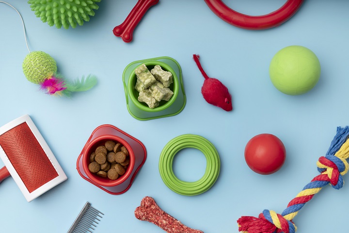 top-view-various-colorful-pet-accessories-still-life-concept.jpg Игрушки и аксессуары домашнего животного на голубом фоне