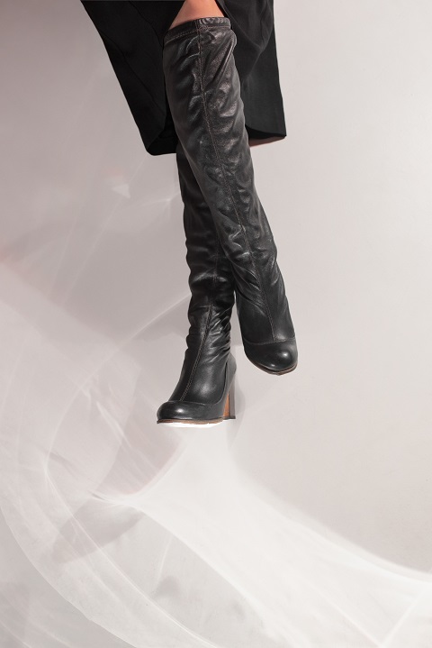 top-view-woman-wearing-black-dress-boots.jpg Ботфорты из тонкой кожи на женских ногах
