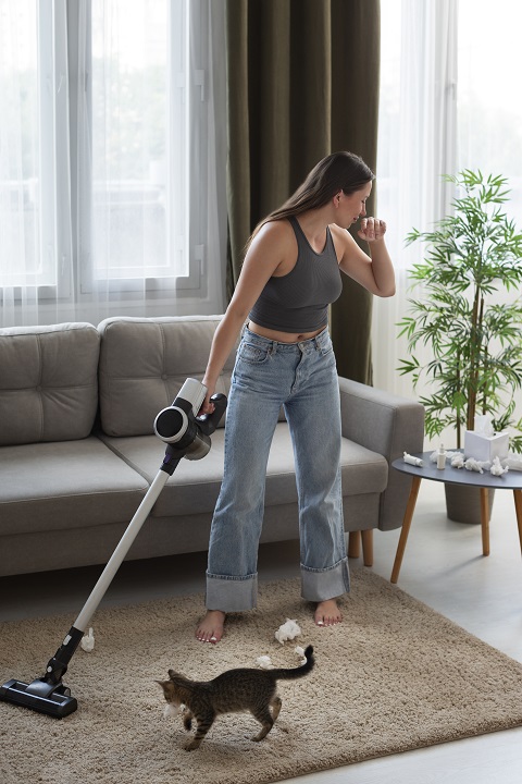 woman-suffering-from-pet-allergy.jpg Девушка пылесосит ковер в гостиной