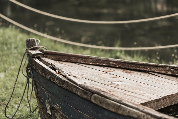 abandoned-wrecked-wooden-boat.jpg Старая деревянная лодка