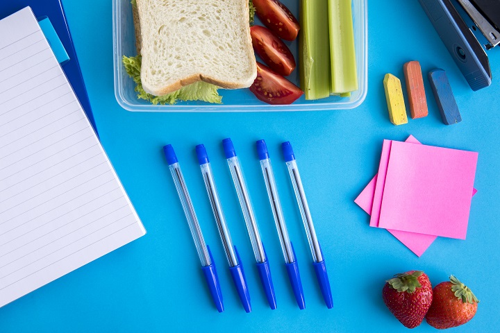 composition-lunchbox-stationery-table.jpg Собранный в школу ланч лежит на столе