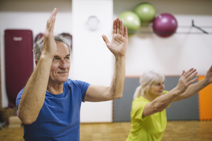 elderly-people-training.jpg Пожилые люди занимаются физкультурой