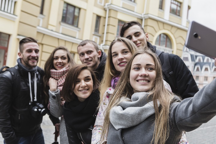 Друзья делают общее селфи на улице 