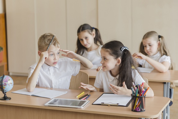 girl-talking-with-boy-lesson.jpg Девочка разговаривает с мальчиком в классе