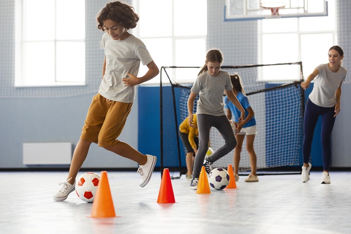 happy-children-enjoying-their-gym-class.jpg Урок физкультуры у подростков