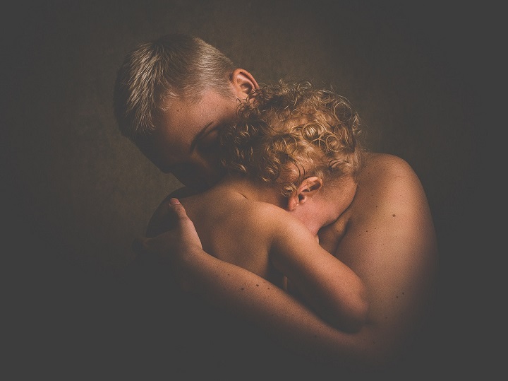 janko-ferlic-Q1zMXEI9V8g-unsplash.jpg Мама утешает плачущего ребенка