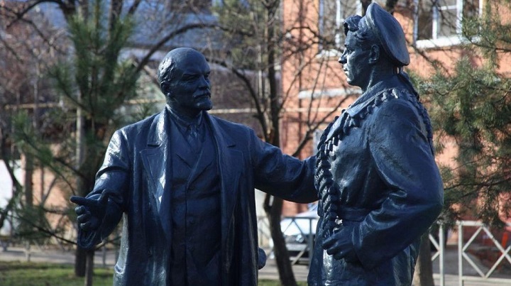 Памятник Ленину, разговаривающему с матросом, в Краснодаре 