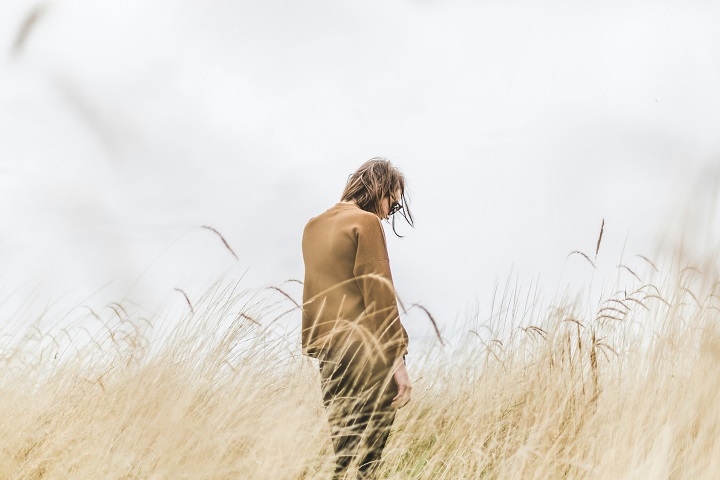 matthew-henry-kq3MXXDGeOM-unsplash.jpg Девушка в костюме стоит одна в поле