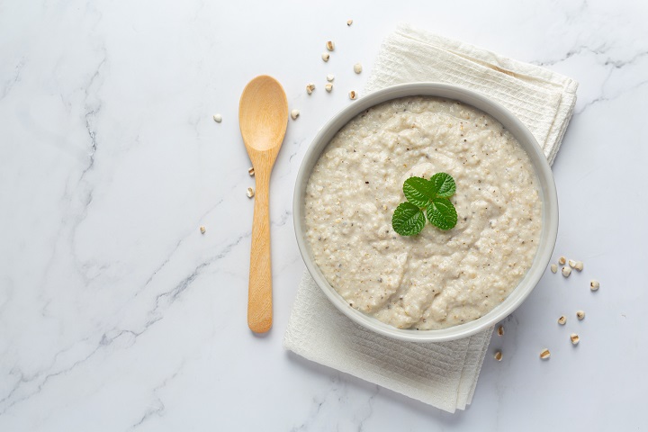 millet-congee-porridge-ready-serve.jpg Тарелка овсяной каши на столе