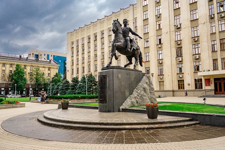 Памятник казачеству у краевой администрации в Краснодаре 