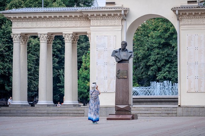 Мемориальная арка в сквере имени Жукова в Краснодаре 