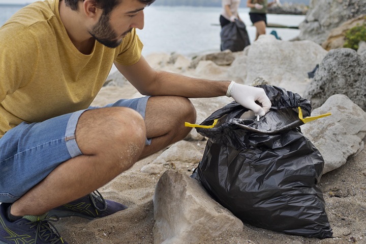people-cleaning-garbage-from-nature.jpg Люди убирают мусор на пляже