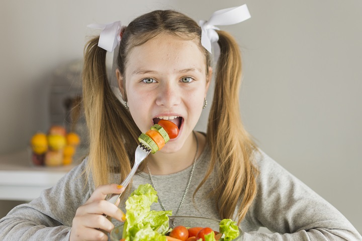 portrait-girl-eating-fresh-vegetable-salad-with-fork.jpg Девочка-подросток ест салат из свежих овощей