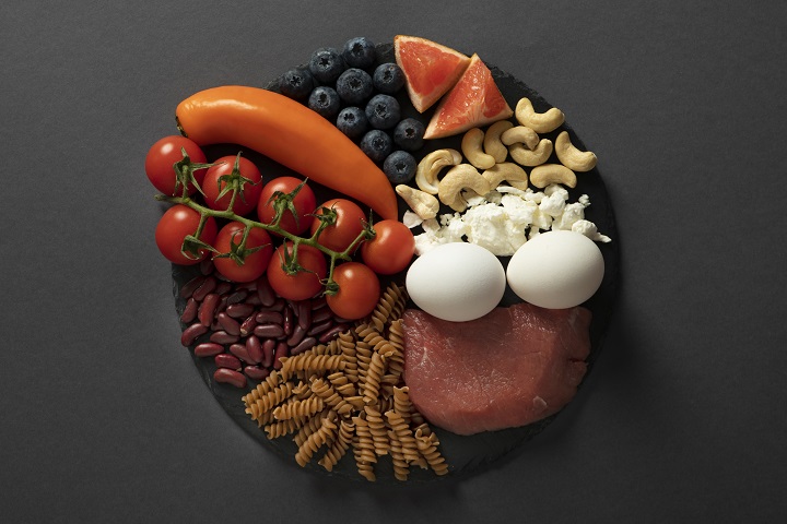 real-food-pyramid-assortment-top-view.jpg тарелка с продуктами, иллюстрирующая сбалансированное питание